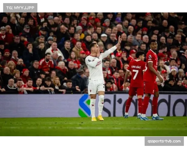 实时:麦迪逊右路开出角球,罗梅罗头球攻门击中横梁 实时:麦迪逊右路开出角球,罗梅罗头球攻门击中横梁